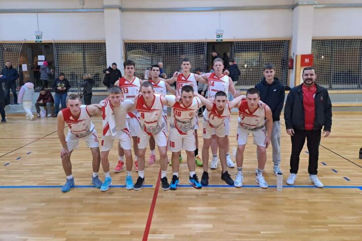 Košarkaši Crikvenice s trenerom Petrom Gračakovićem