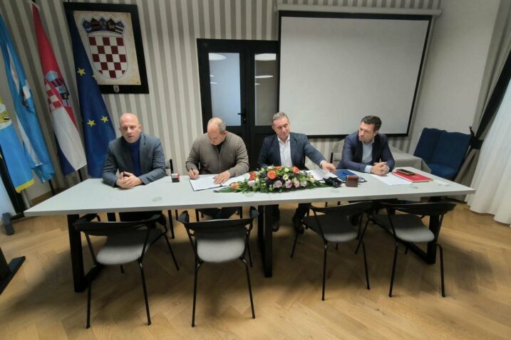 Čelnici Grada Raba i Općine Lopar, Nikola Grgurić i Zdenko Jakuc, s predstavnicima Vodovoda Hrvatsko primorje i izvođača radova / Foto Lucian Borić