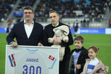 Vedran Jugović u društvu svoje djece i Alena Petrovića na Opus Areni/Foto PIXSELL