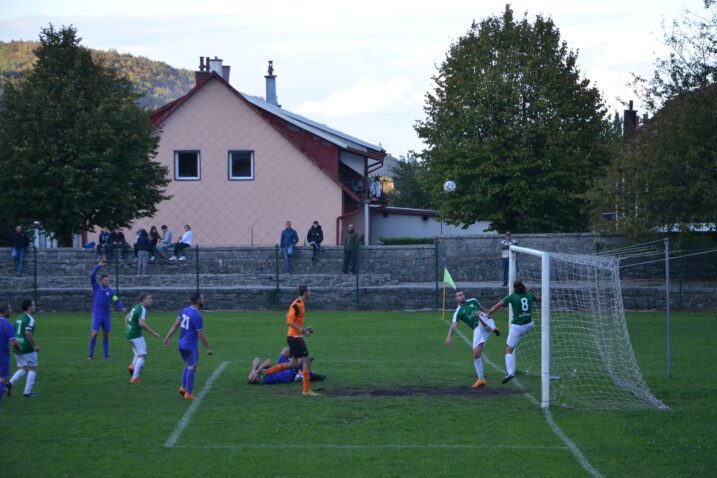 Travnjak delničkog nogometnog igrališta traži hitnu zamjenu / Foto Marinko Krmpotić