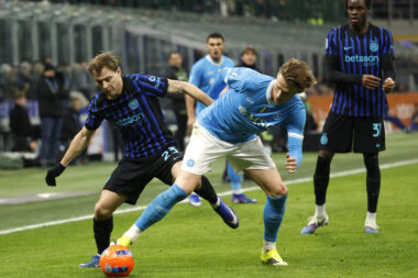 Nicolo Barella i Scott McTominay/Foto REUTERS