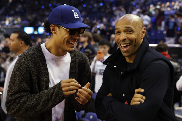 Utakmicu u Londonu pratili su i Virgil van Dijk i Thierry Henry/Foto REUTERS