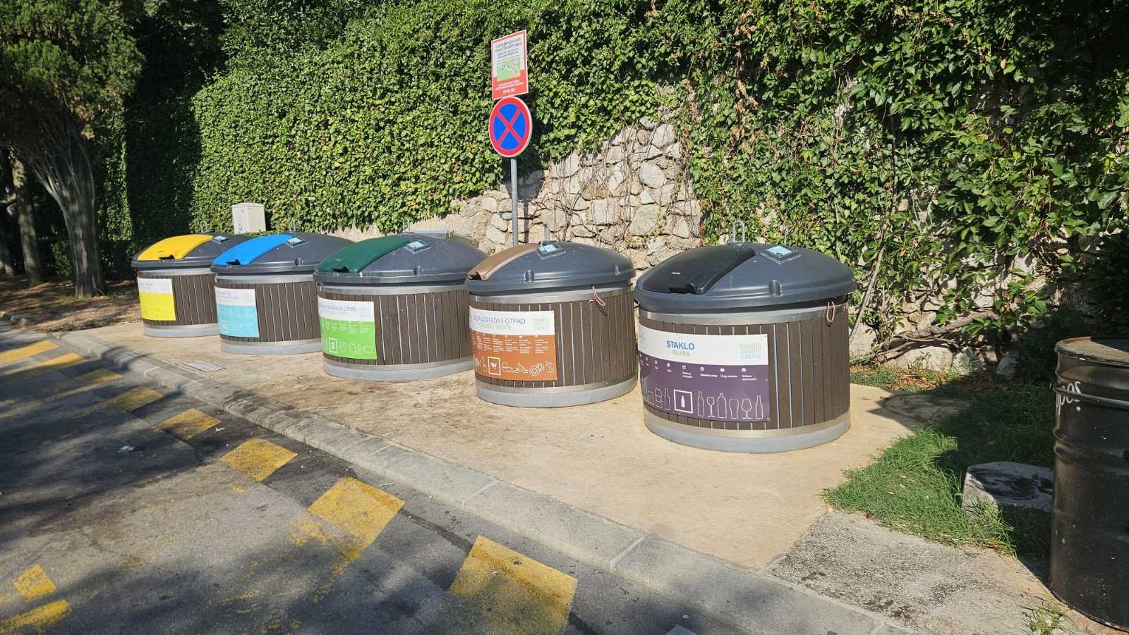 Poluukopani spremnici diljem otoka Krka / M. Trinajstić