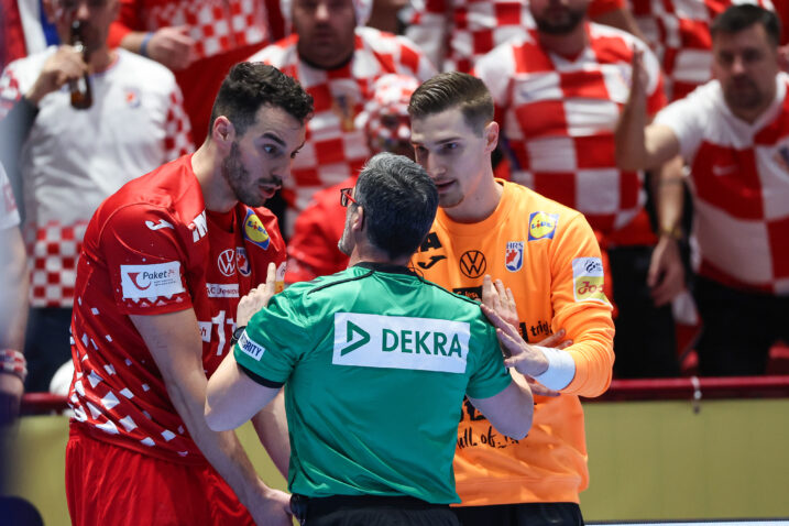 Zvonimir Srna i Dominik Kuzmanović u raspravi sa sucem/Foto PIXSELL