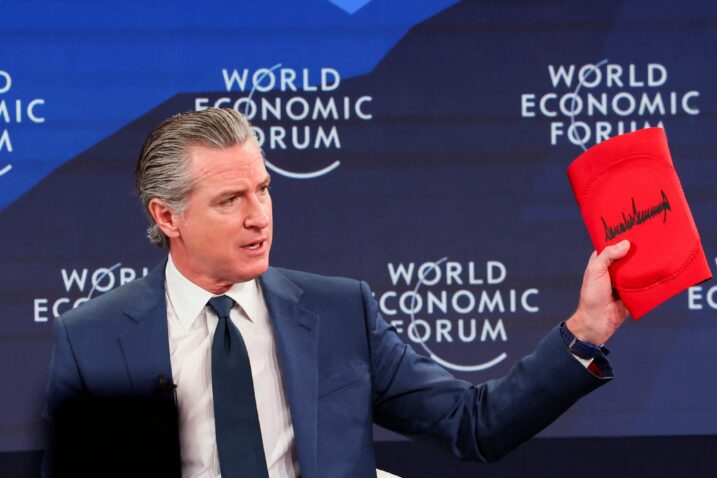 Demokratski guverner Gavin Newsom u današnjem govoru u Davosu o Donaldu Trumpu / REUTERS/Denis Balibouse