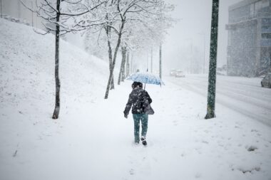 Snijeg u potpunosti prekrio Sarajevo / Foto: Armin Durgut/PIXSELL