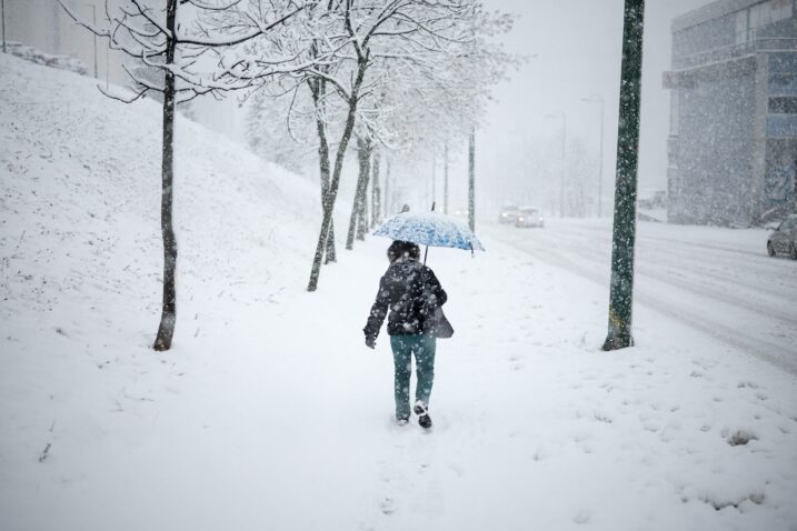 Snijeg u potpunosti prekrio Sarajevo / Foto: Armin Durgut/PIXSELL