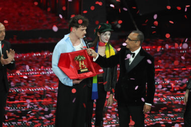 Olly (Federico Olivieri), Lucio Corsi i Carlo Conti na 75. Sanremo Festivalu, Foto: Mondadori Portfolio/SIPA USA