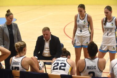 Barbara Perić i Davor Tadej s igračicama FSV-a/D. MICULINIĆ