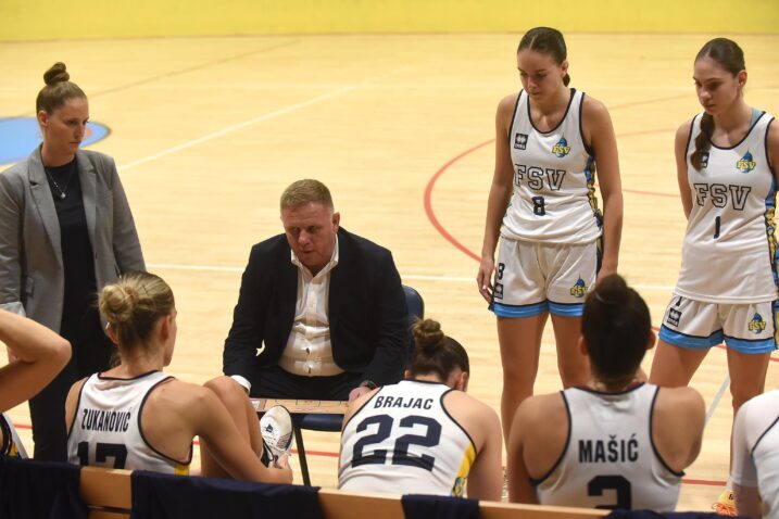 Barbara Perić i Davor Tadej s igračicama FSV-a/D. MICULINIĆ