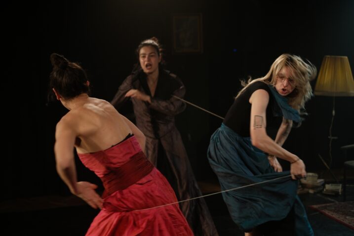 Scena iz predstave "Tri sestre fake" / Foto UO Drugi revolver