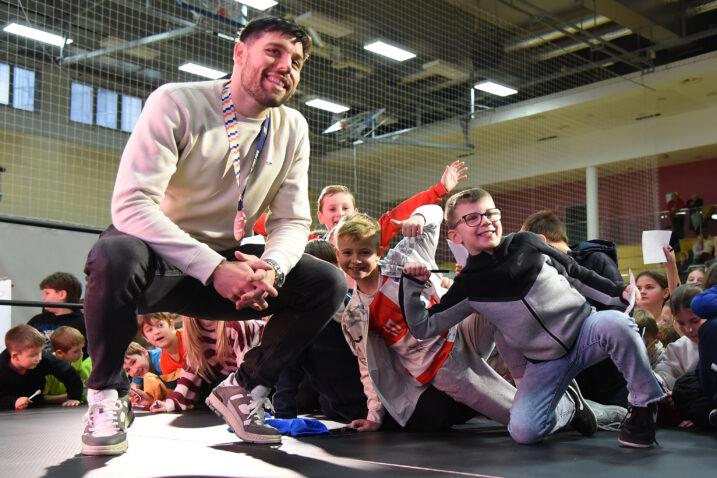 Dino Slavić sa svojim najmlađim sumještanima i obožavateljima/Foto D. MICULINIĆ