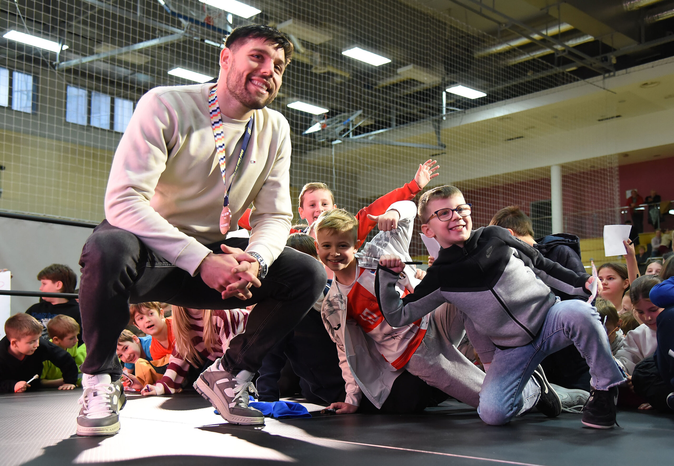 Dino Slavić sa svojim najmlađim sumještanima i obožavateljima/Foto D. MICULINIĆ
