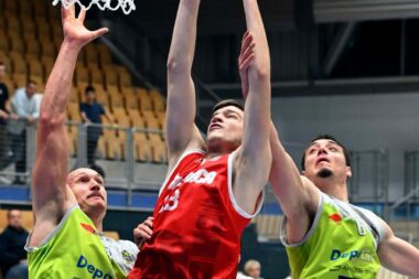 BORBA POD KOŠEM - Frane Butorac između Marina Đuguma i Roka Cetine/Foto M. GRACIN