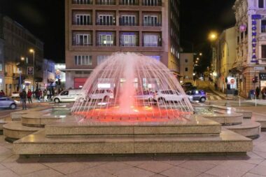 Riječke znamenitosti u crvenom na Dan crvenih haljina / Foto GRAD RIJEKA