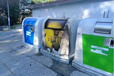 Oštećen spremnik u Ulici Vere Bratonje / Foto KD ČIstoća Rijeka