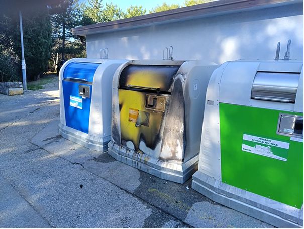 Oštećen spremnik u Ulici Vere Bratonje / Foto KD ČIstoća Rijeka