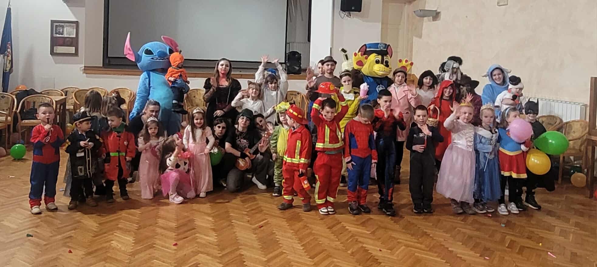 Lijepe mrkopaljske maškarice na svojoj zabavi