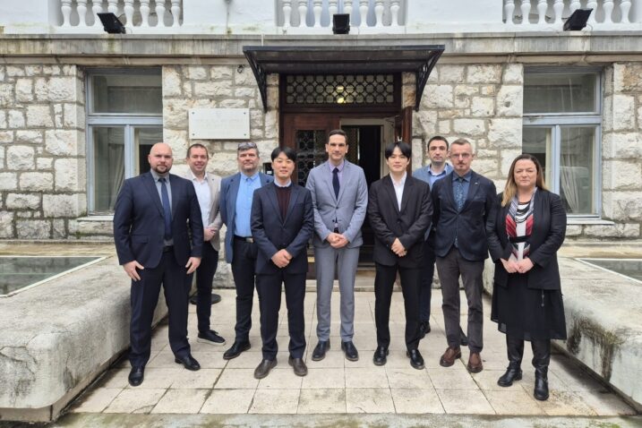 Gosti iz Koreje s domaćinima ispred Rektorata / Foto UNIRI