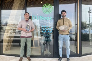 Toni Kraljić i Dino Buljat s nagradama »Živa« i »Jakob« / Foto Relja PAŠKVAN