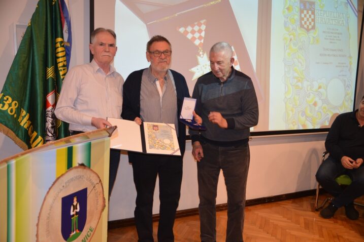 Darko Kolenc (lijevo) i Miljenko Balen (desno) uručili su Željku Sokolu (u sredini) odličje Red hrvatskog trolista