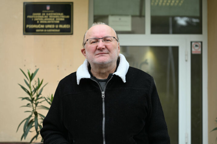 Sa svoje 64 godine obija šaltere u borbi za svoja prava - Fikret Mujčinović ispred Državnog inspektorata u Rijeci / Foto Ana Križanec