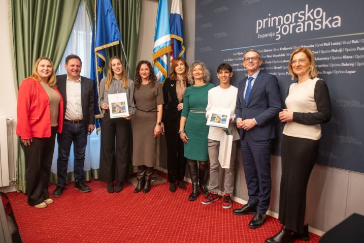 Ana-Maria Vinković (treća slijeva) i Dominik Bećiri (treći zdesna) s čelnicima Županije, Zaklade »Vaša pošta« i Centra Izvor Selce / Foto Nikola Blagojević