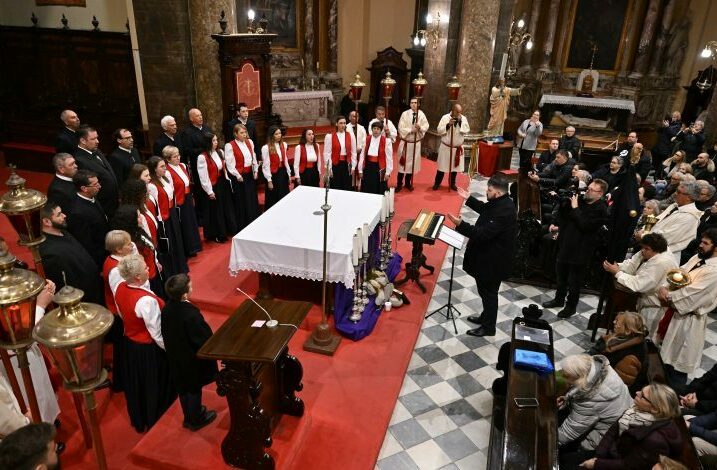 Napjevi iz procesije Za Križen u riječkoj katedrali 2024. godine / Foto Riječka nadbiskupija