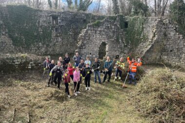Vesela i orna ekipa raskrčila je kaštel Gradec u čas posla / Foto Relja Paškvan