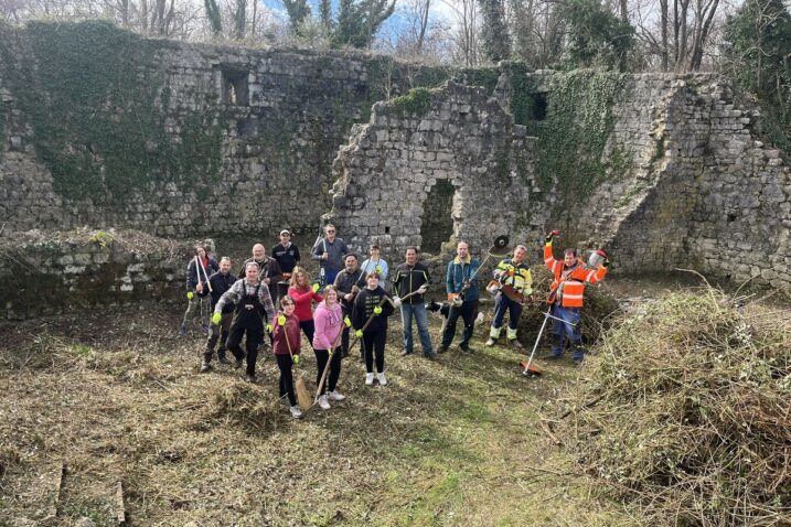 Vesela i orna ekipa raskrčila je kaštel Gradec u čas posla / Foto Relja Paškvan