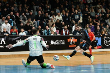 Đorđe Rosić u sučeljavanju s vratarom Rogzom/Foto A. KRIŽANEC