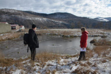 Nebojša Anić i Nataša Blažević Starčević uz jezerce koje se nalazi na prostoru na kojem bi trebala niknuti hala za odlaganje otpada / Foto Marinko KRMPOTIĆ
