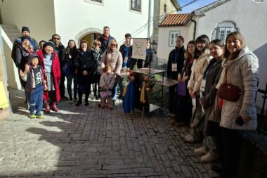 Sudionici šetnje kastavskom gradskom jezgrom
