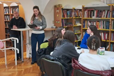 Voditelji programa bili su profesor povijesti Silvije Šojat i ravnateljica knjižnice Ana Prpić Rogić / Foto GRADSKA KNJIŽNICA SENJ