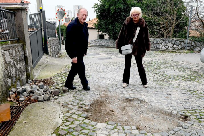 Josip Rupčić i Ivana Prpić iz Mjesnog odbora pored rupe u Ulici Oktavijana Valića / Foto Marko GRACIN