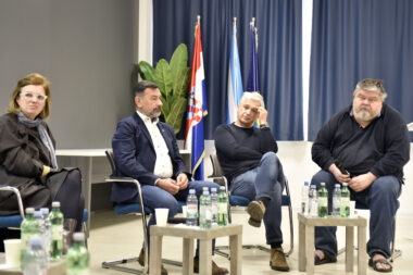 Sudionici javne tribine - Marina Smokvina, Nedo Pinezić, Bojan Bilić i Vjeran Piršić / Foto Matea JURČIĆ