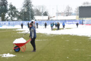 Navijači su pomogli u čišćenju snijega na varaždinskom travnjaku/Foto PIXSELL