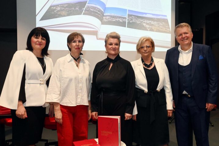 Sanja Udović, Marina Frlan Jugo,Marina Jurić, Danijela Jugo Superina i Denis Mladenić na promociji viškovske monografije / Foto Marko Gracin