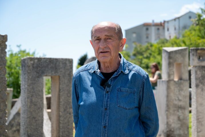 Ljubo de Karina u svom Parku skulptura