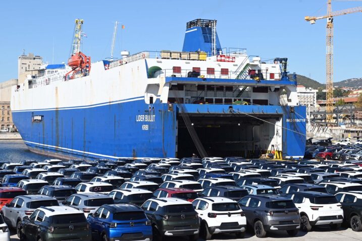 Raniji prekrcaj automobila na Orlandovom gatu / Foto Marko Gracin