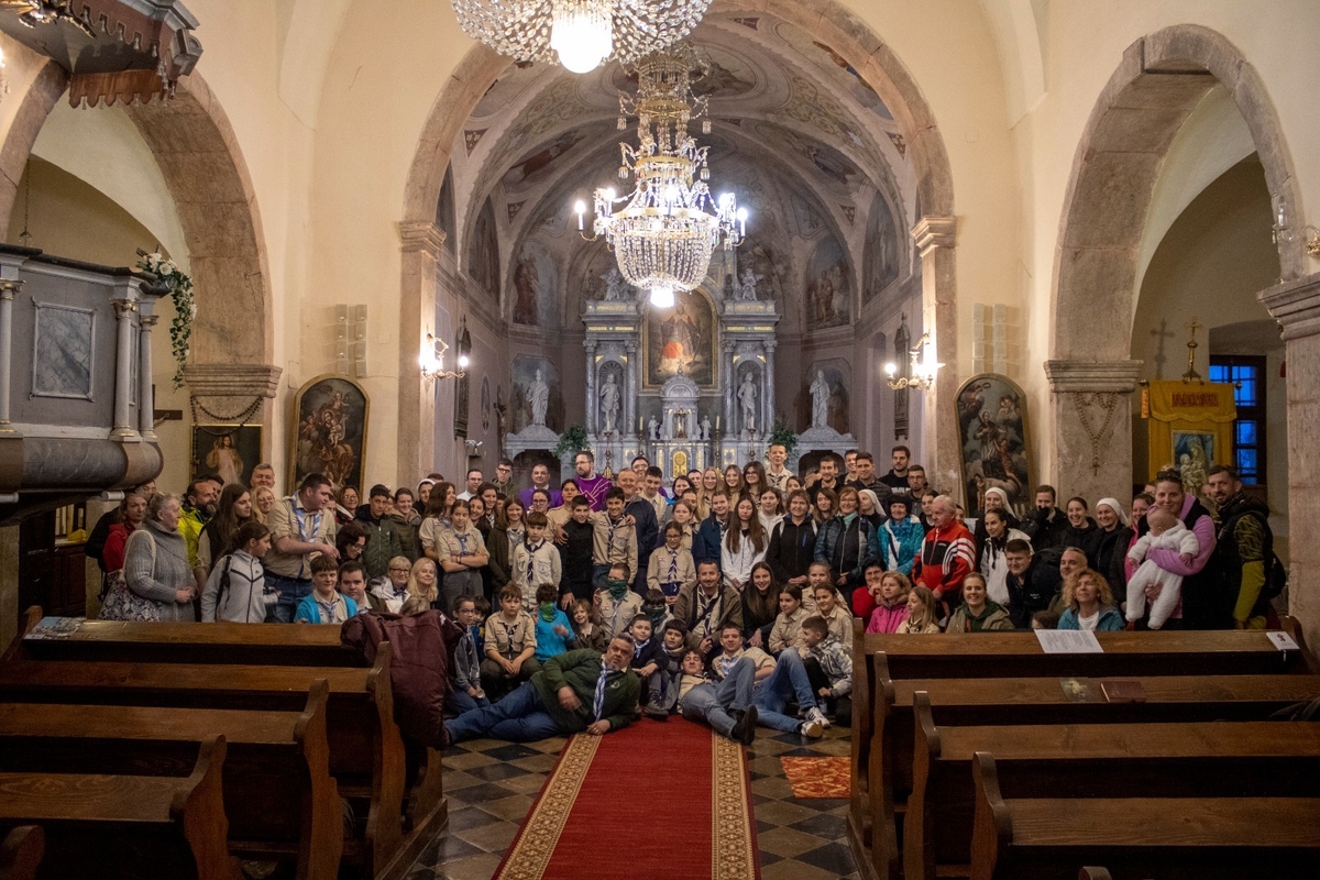 Zajednička fotografija sudionika 6. Skautskog planinarskog križnog puta