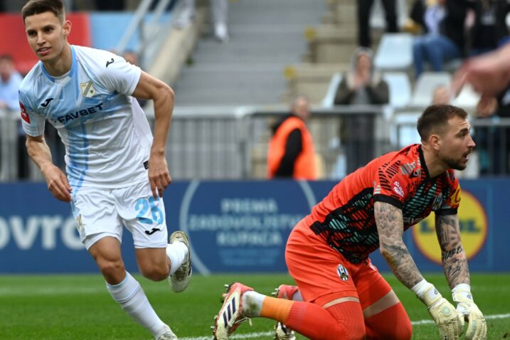 RADOST STRIJELCA I RAZOČARANJE VRATARA - Tiago Dantas i Josip Posavec/Foto M. GRACIN