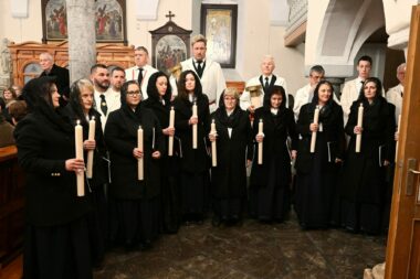 Članovi župnog zbora i bratovštine iz Jelse u opatijskoj crkvi / Foto RIJEČKA NADBISKUPIJA