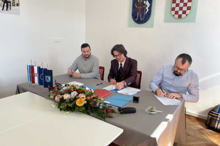 Toni Juranić, Ivan Tunjić i Marin Biuk na potpisivanju ugovora