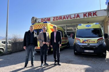 Nikola Osojnak, Ivica Lukanović i Darijo Vasilić ispred Doma zdravlja u Krku / Foto Relja Paškvan