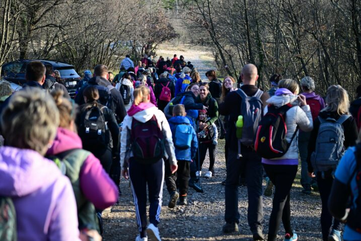 Simbolična brojka od stotinu žena ispunila je staze koje vode iz Podkilavca / Foto V. MRVOŠ