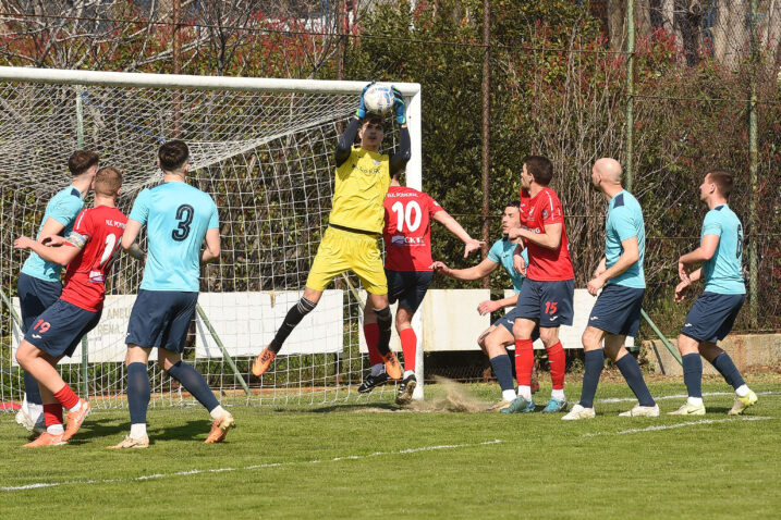 SUSJEDSKA NADMUDRIVANJA - Gužva pred vratima Mateja Brusića/Foto D. MICULINIĆ