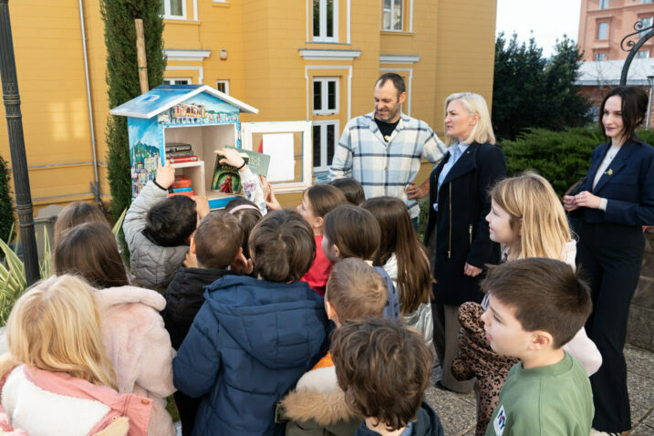 S otvorenja Male slobodne knjižnice u Opatiji - Vedran Ružić, Kristina Đukić i Iva Mihovilić u društvu malih čitatelja / Foto D. KURTI