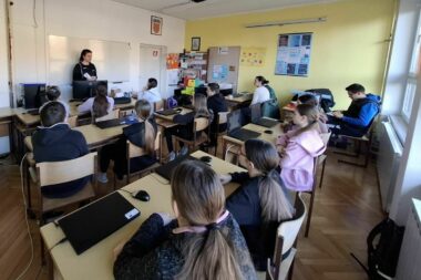 Jedno od predavanja Dore Fajdetić u OŠ Skrad