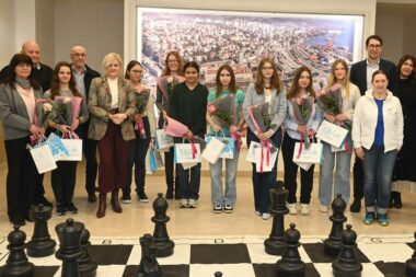 U SALONU GRADA RIJEKE - Sudionice turnira s gradonačelnicom Ivom Rinčić, zamjenikom župana Robertom Matićem i direktorom turnira Ivanom Mandekićem/Foto M. GRACIN